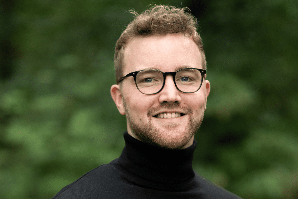 Matthijs van der Woude met bril, medewerker verenigingsbureau Fizi zorgfinancials