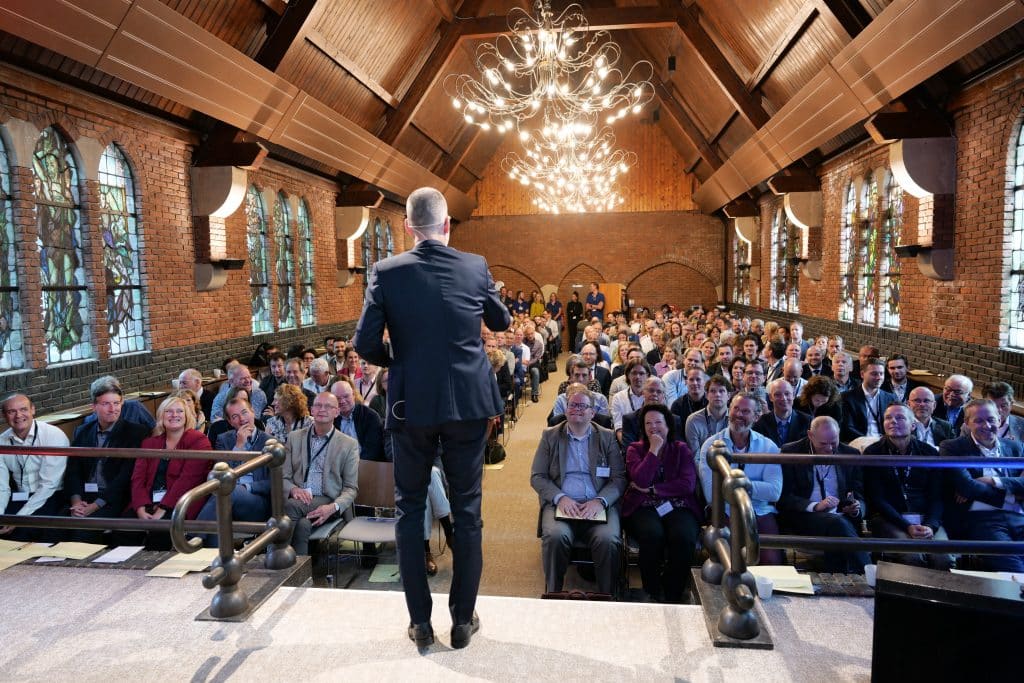 Hans Oosterkamp tijdens een plenaire sessie op het Fizi Jaarevent 2023